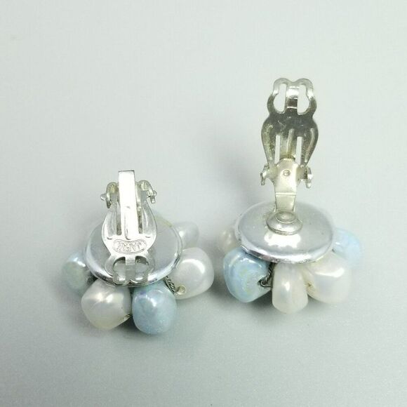 Vintage Light Blue and White Beaded Cluster Clip On Earrings, Made in Japan - Picture 3 of 7